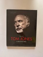 Tom Jones: A Life in Pictures / Chris Roberts