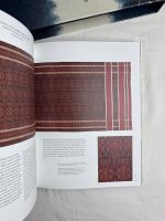 Five Centuries of Indonesian Textiles / Ruth Barnes, Mary Hunt Kahlenberg - Image 2