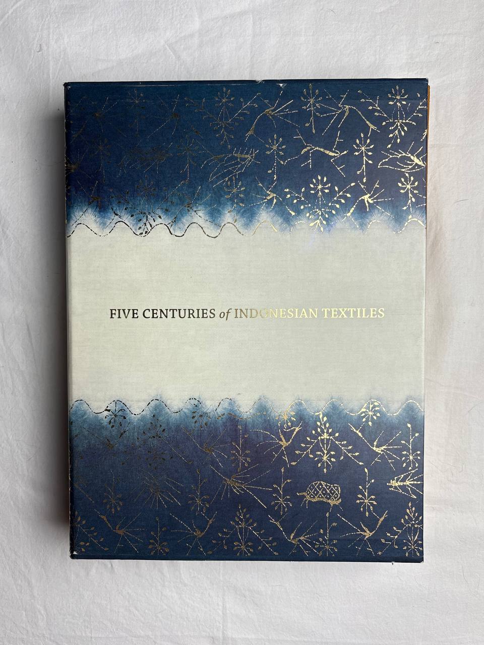 IMG_20260921_121032_217 Five Centuries of Indonesian Textiles / Ruth Barnes, Mary Hunt Kahlenberg - Image 1